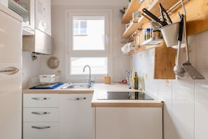 Kühlschrank, Wasserkocher mit Kaffee-/Teezubehör, Wasserkocher