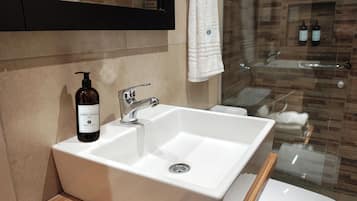 Ducha, toallas, jabón, shampoo