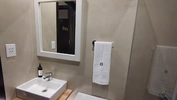 Ducha, toallas, jabón, shampoo