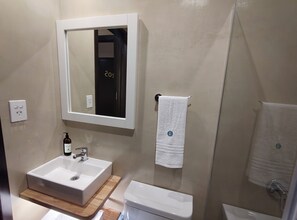 Shower, towels, soap, shampoo - Pacifico Hotel (Buenos Aires)