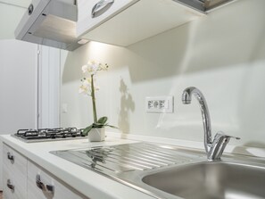 Réfrigérateur, four à micro-ondes, un four, surface de cuisson