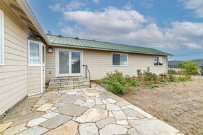 House (1 Bedroom) | Interior - Romantic Vineyard Getaway in Oakland: Mtn Views! (Oakland)
