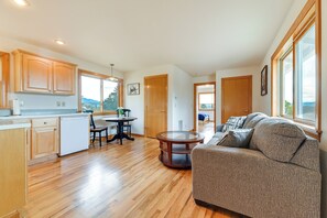 House (1 Bedroom) | Interior - Romantic Vineyard Getaway in Oakland: Mtn Views! (Oakland)