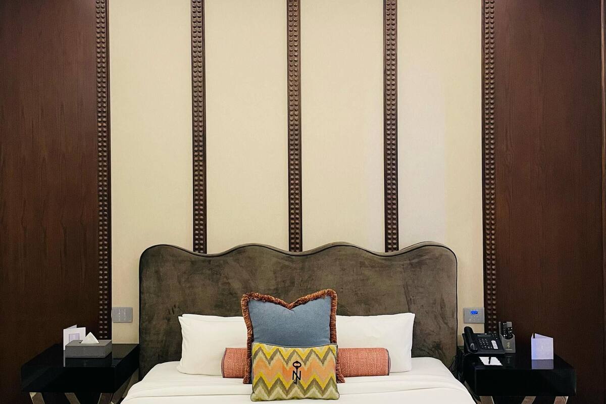 Royal Room | 1 bedroom, minibar, in-room safe, desk