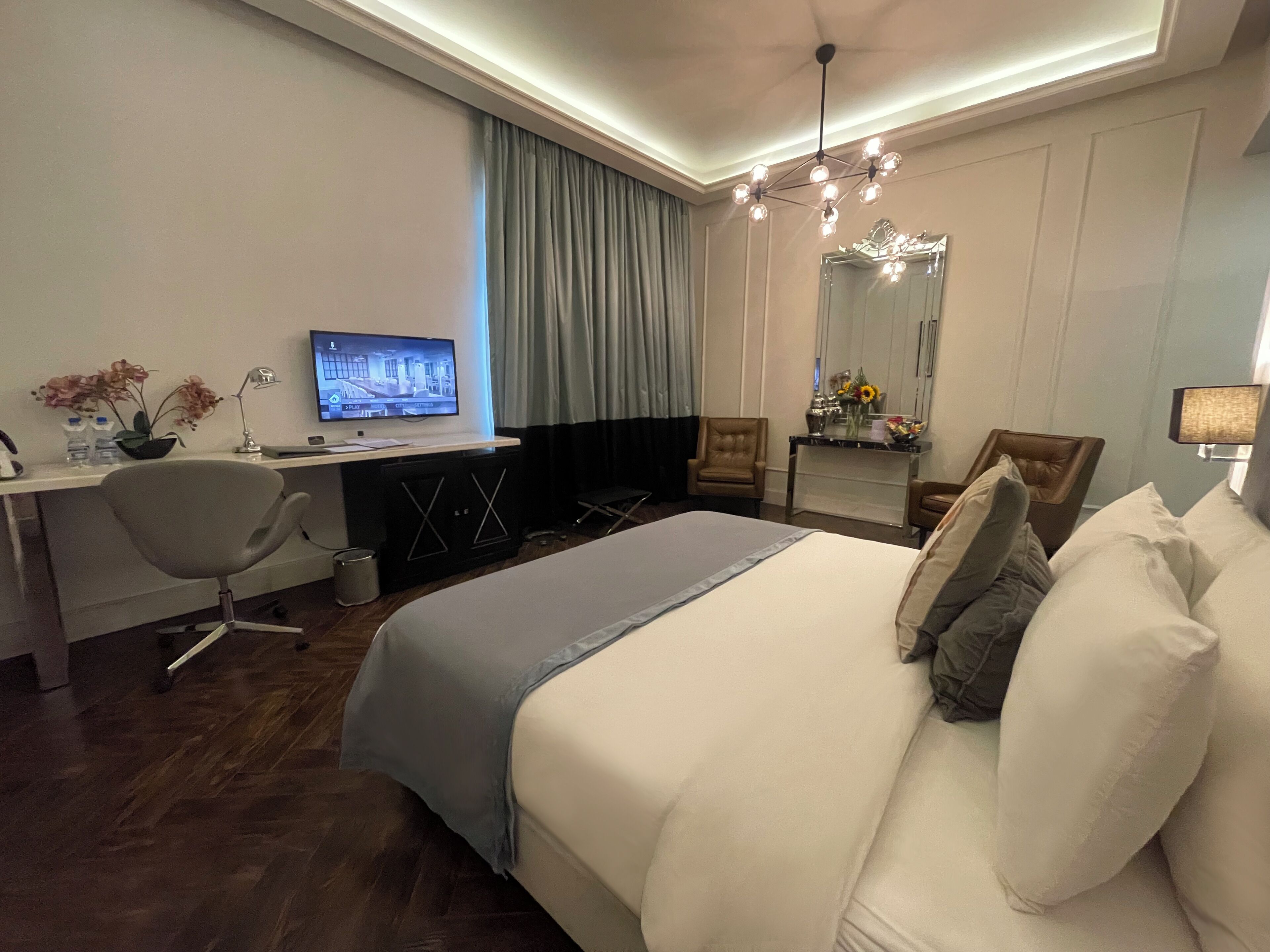 Bar mini, peti besi dalam bilik, meja, langsir/tirai gelap terus 