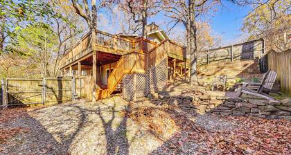 1 Mi to Dtwn Fayetteville: Home w/ Fenced Yard