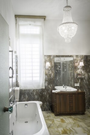 Ducha, secador de pelo, bidé y toallas