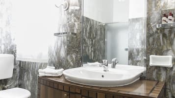 Doccia, asciugacapelli, bidet, asciugamani