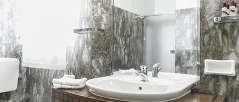 Doccia, asciugacapelli, bidet, asciugamani