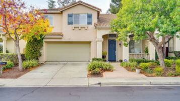 House (4 Bedrooms) | Front of property