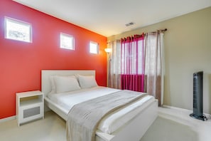 House (4 Bedrooms) | Interior - Centrally Located Home w/ Yard in Hayward! (Hayward)