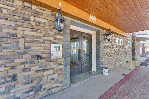 1 Mi to Skiing: Mtn-view Condo in Angel Fire!