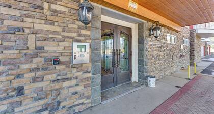 1 Mi to Skiing: Mtn-view Condo in Angel Fire!