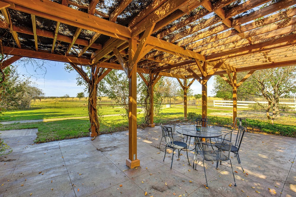 30 Mi to Fort Worth: Rural Retreat w/ Patio! - Johnson County, TX