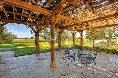 30 Mi to Fort Worth: Rural Retreat w/ Patio!