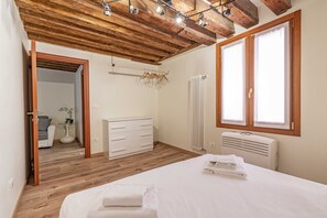 1 habitación, tabla de planchar con plancha, wifi gratis y ropa de cama 