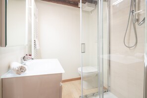 淋浴设施、吹风机、毛巾、肥皂