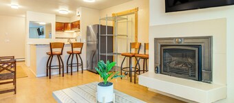 1 Mi to Dtwn: Cozy Condo in Anchorage!