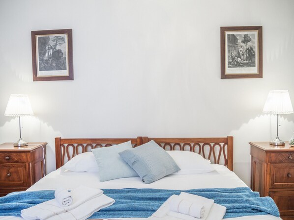 Iron/ironing board, free WiFi, bed sheets