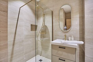 Appartement | Salle de bain | Sèche-cheveux, savon