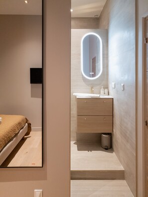 Departamento | Espacio para trabajar con laptop y tabla de planchar con plancha 