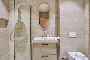 Appartement | Salle de bain | Séchoir à cheveux, savon