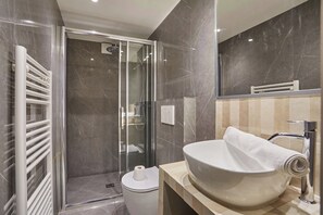 Apartment | Badezimmer | Haartrockner, Seife, Shampoo