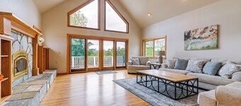 Vineyard Farmhouse in Oakland w/ Hot Tub!