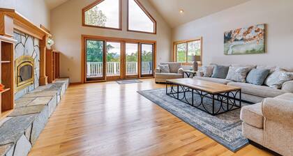 Vineyard Farmhouse in Oakland w/ Hot Tub!