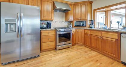 Vineyard Farmhouse in Oakland w/ Hot Tub!