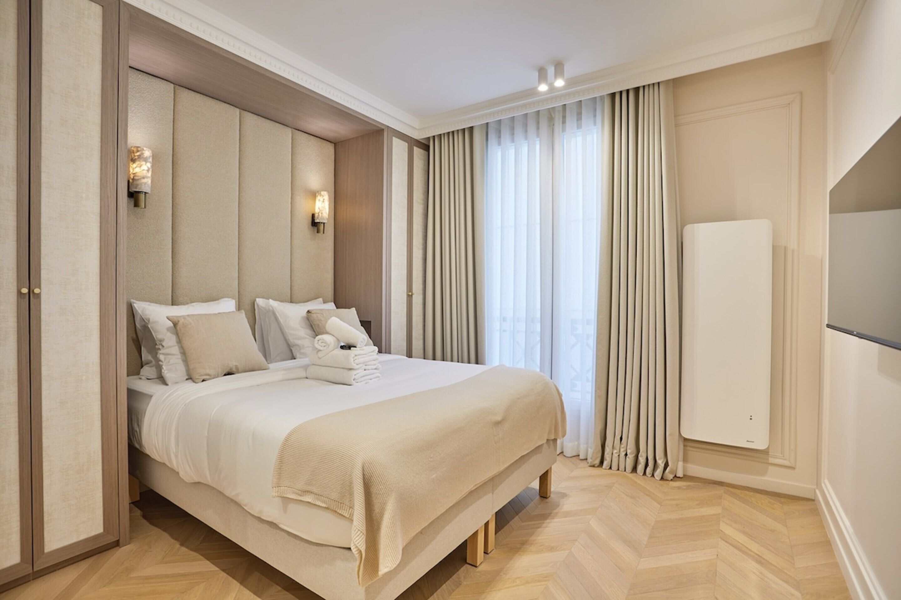 Appartement | Een strijkplank/strijkijzer, beddengoed