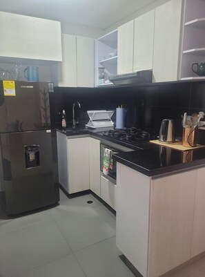 Refrigerador, horno, parrilla de estufa y cafetera y tetera 