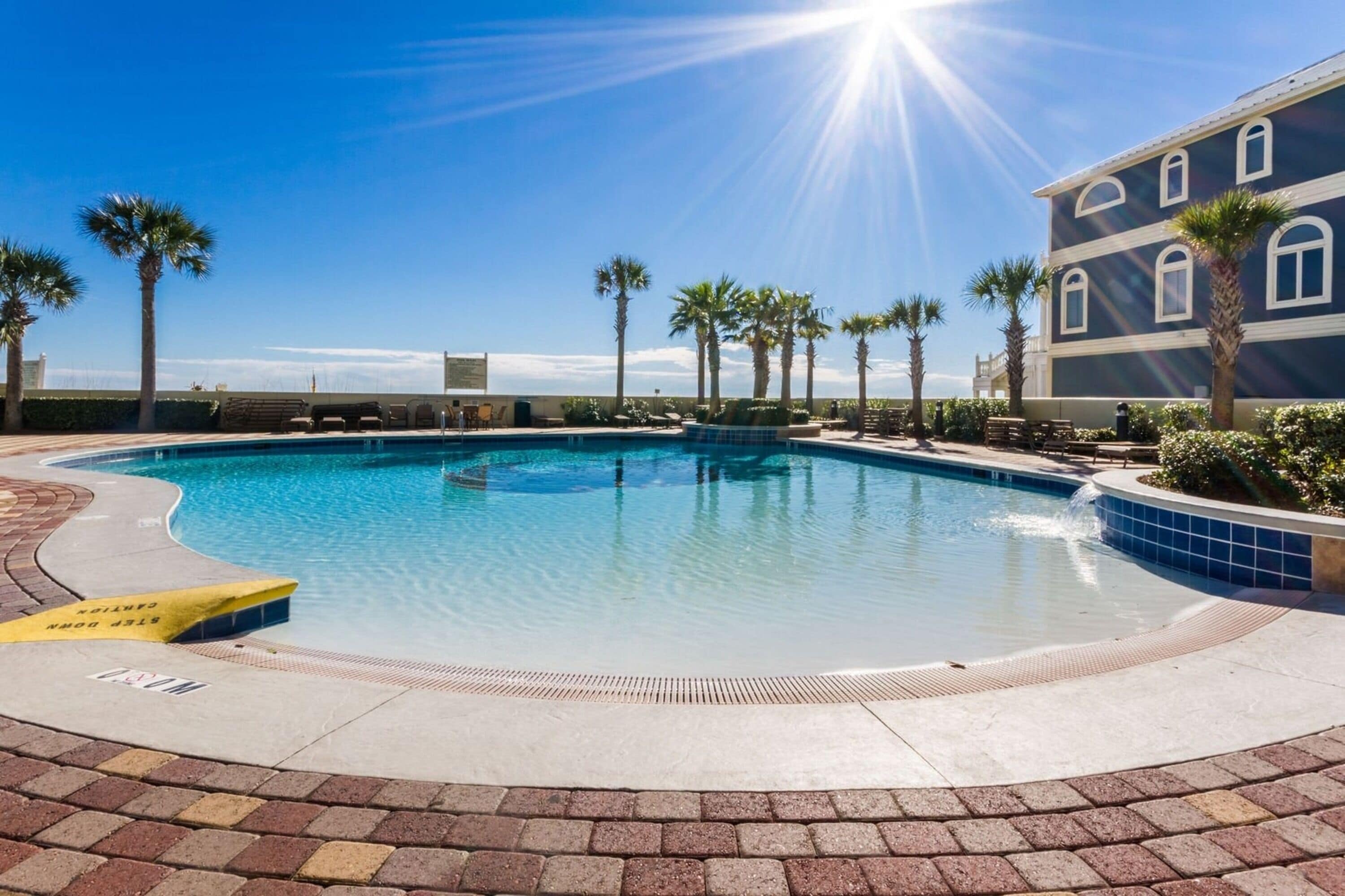 สระว่ายน้ำในร่ม, สระว่ายน้ำกลางแจ้ง