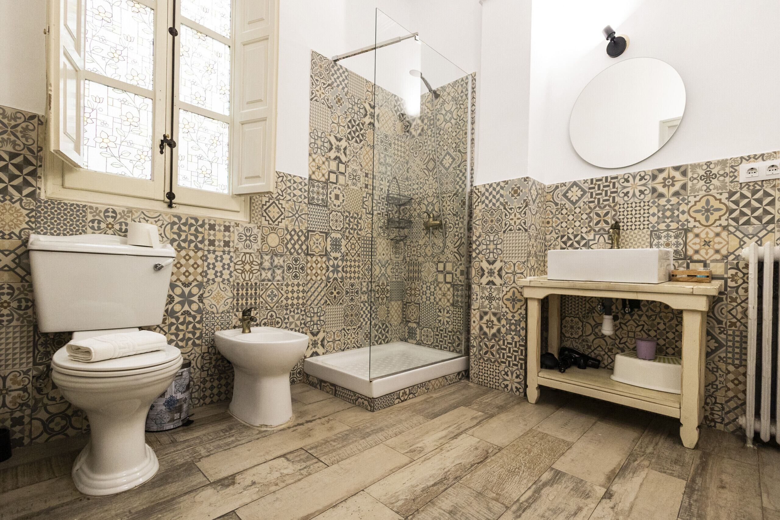 Een douche, een haardroger, handdoeken, zeep