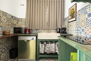 Fridge, microwave, stovetop, dishwasher