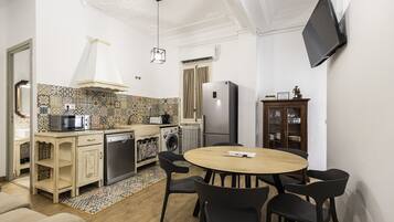 Fridge, microwave, stovetop, dishwasher