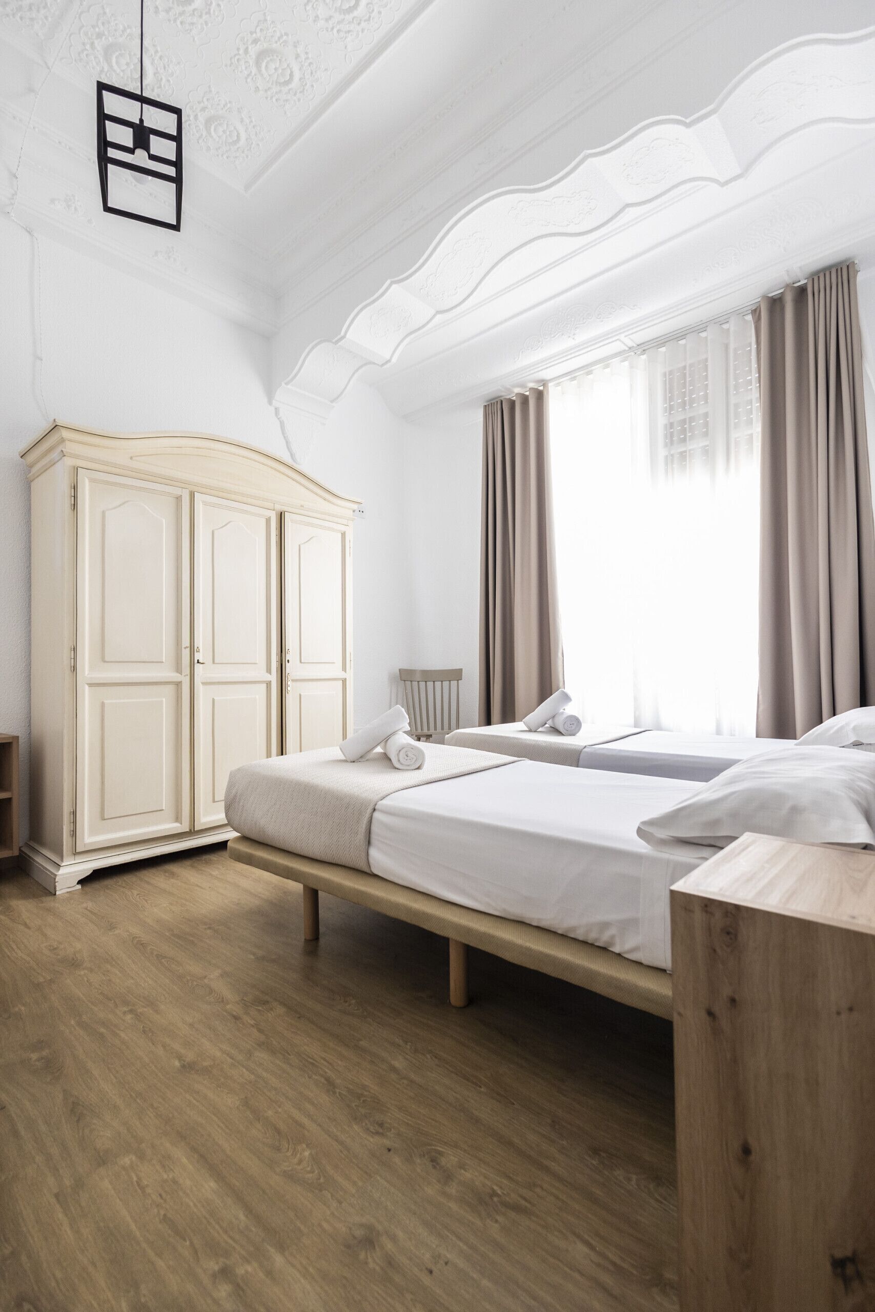 2 habitaciones, tabla de planchar con plancha y cuna de viaje 