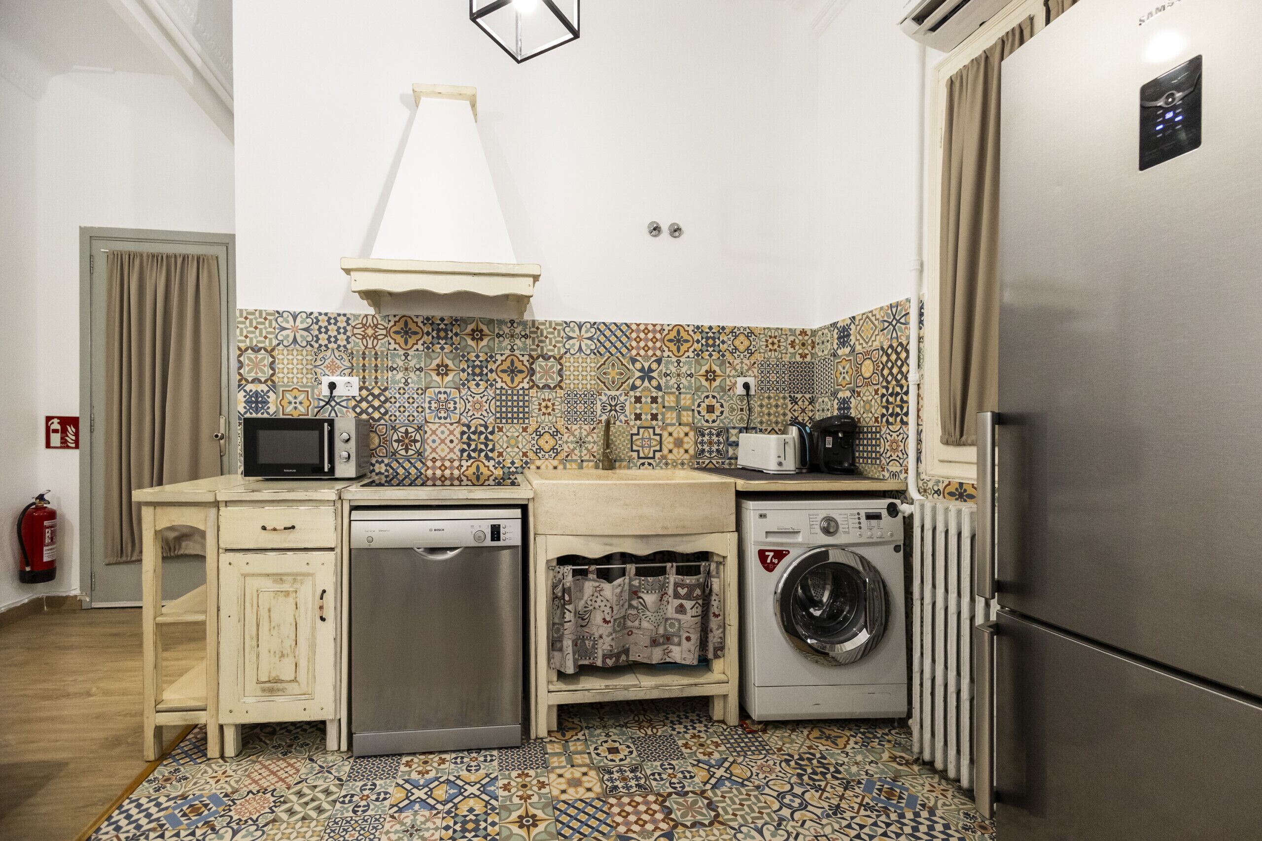 Een koelkast, een magnetron, een kookplaat, een vaatwasser