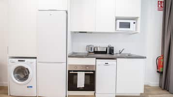 Een koelkast, een magnetron, een oven, een vaatwasser