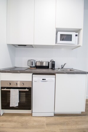 Refrigerador, microondas, horno y lavavajillas 