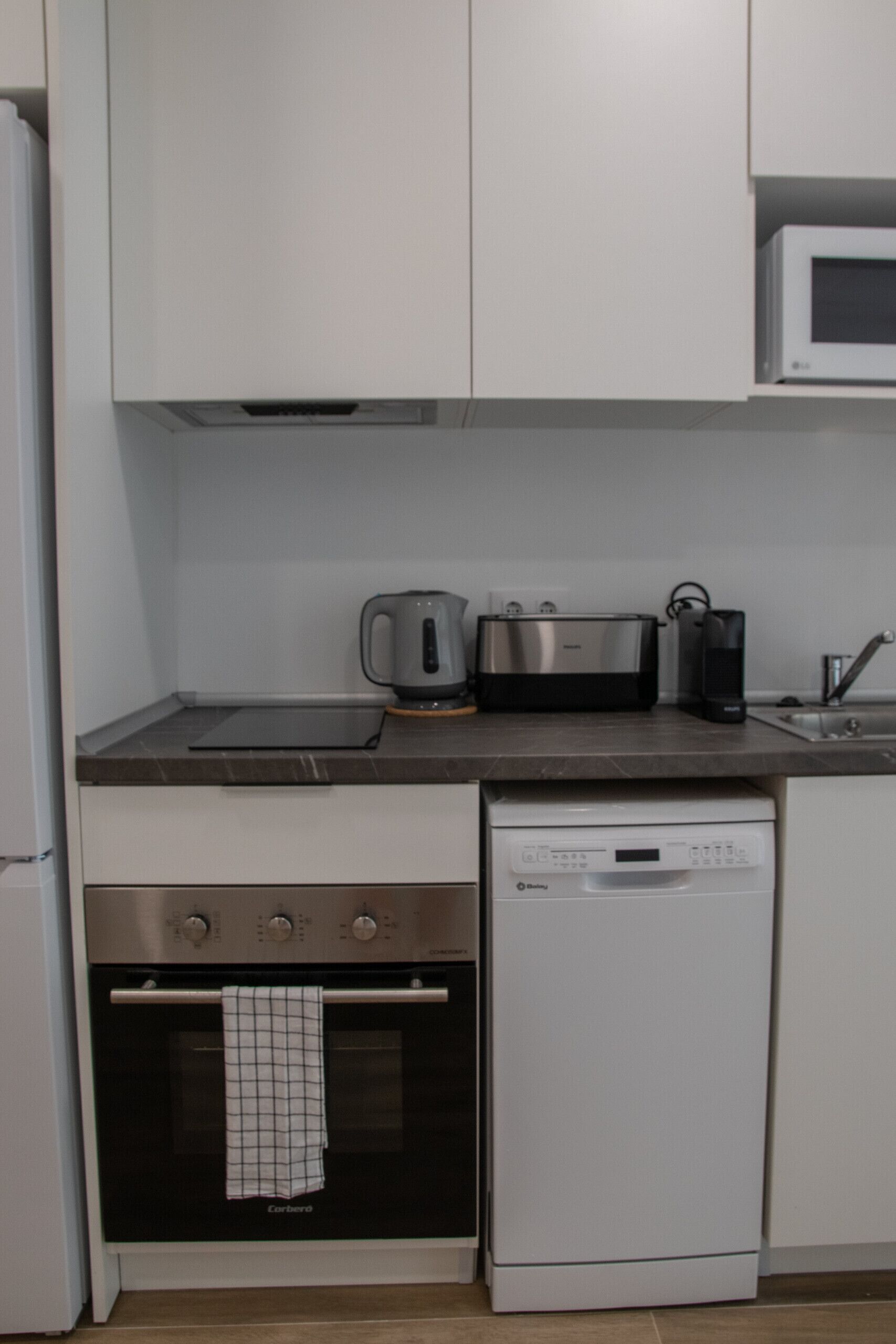 Een koelkast, een magnetron, een oven, een vaatwasser