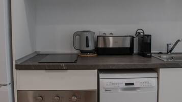 Een koelkast, een magnetron, een oven, een vaatwasser