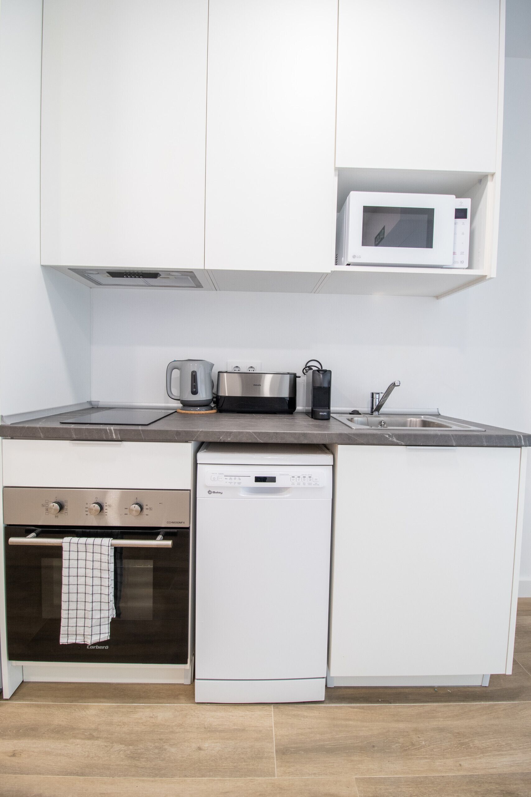 Een koelkast, een magnetron, een oven, een vaatwasser