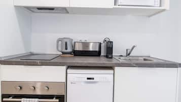 Een koelkast, een magnetron, een oven, een vaatwasser