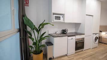 Frigorífico, microondas, horno y lavavajillas