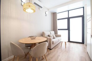 TV - Maritim 2 by Concept Flats (Valencia / València)