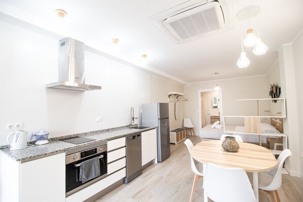 Kühlschrank, Mikrowelle, Ofen, Geschirrspüler