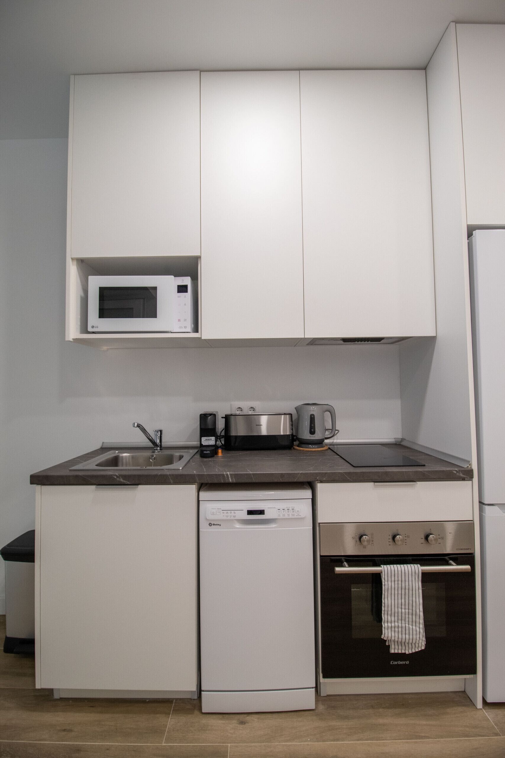 Een koelkast, een magnetron, een oven, een vaatwasser