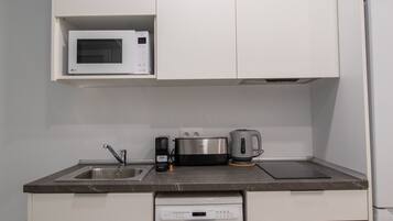 Een koelkast, een magnetron, een oven, een vaatwasser