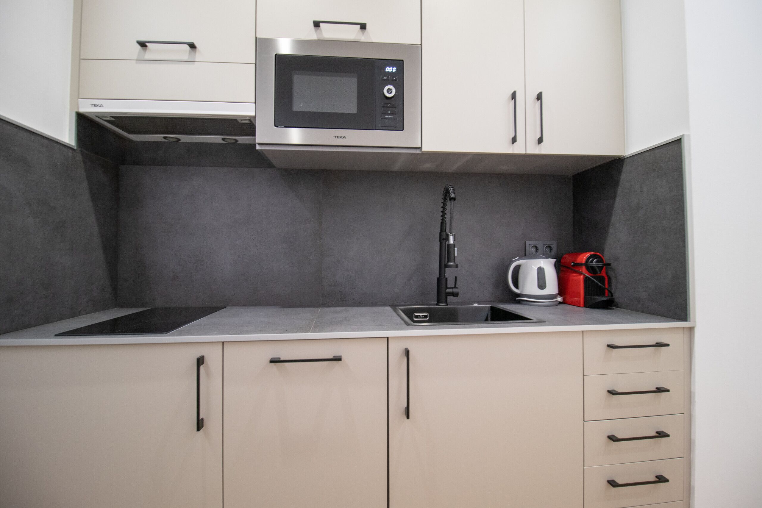 Een koelkast, een magnetron, een vaatwasser